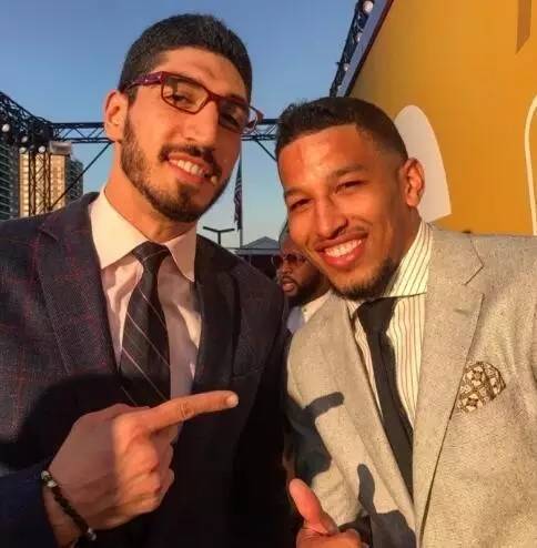 身残志坚！布基纳法索边锋2年前左眼失明，仍坚持职业足球之路（左眼两年前失明仍不言弃，布基纳法索边锋坚守职业足球梦）