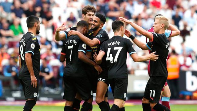 青岛西海岸晒视频：把口号带到诺坎普，老外喊“战斗青岛队”（青岛西海岸发布视频：将口号带到诺坎普，外籍球迷齐声高喊“战斗青岛队”）