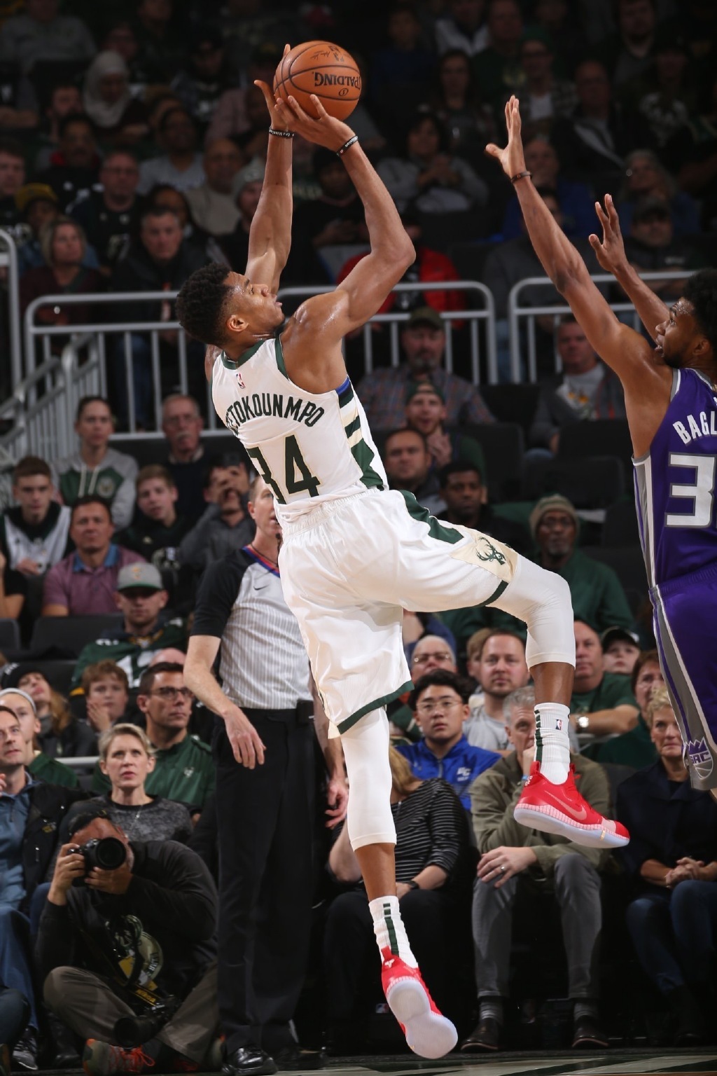 意天空：为预防迈尼昂离队，米兰关注科林蒂安门将乌戈-索萨（意媒：防迈尼昂离队，米兰考察科林蒂安门将乌戈-索萨）