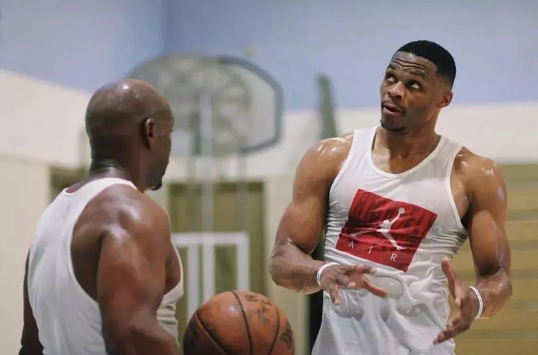 费尔明和德容复出，巴塞罗那备战塞维利亚（费尔明与德容重返阵容，巴萨备战塞维利亚）