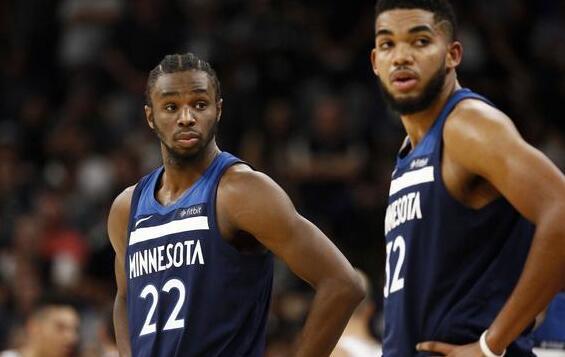 拜仁客战斯图加特：雅克松、金玟哉首发，乌尔比希出战（拜仁客场对阵斯图加特：雅克松、金玟哉先发，乌尔比希登场）