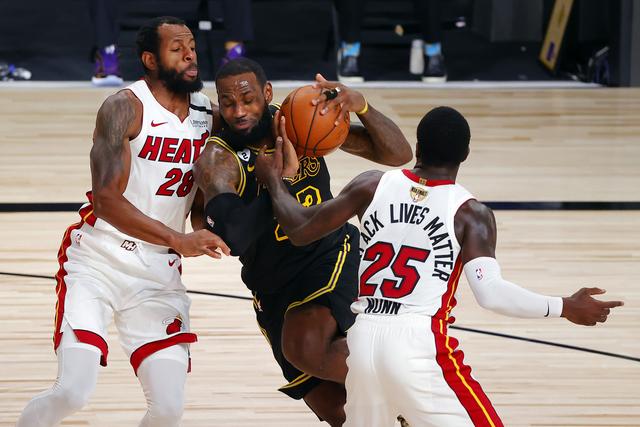 许尔策勒：客战枪手你不能一味退守，要勇敢地踢出自己的风格（许尔策勒：客场挑战阿森纳不能一味死守，必须勇敢打出自身风格）