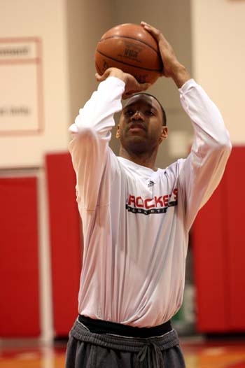 欧文突破防守造成杀伤，制造罚球（欧文突破造犯规，站上罚球线）