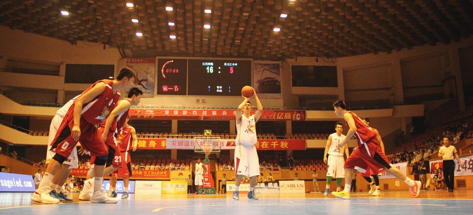 詹姆斯：里夫斯现在是我们的核心成员，他也想要承担这份责任（詹姆斯：里夫斯已是球队核心，且愿意承担重任）