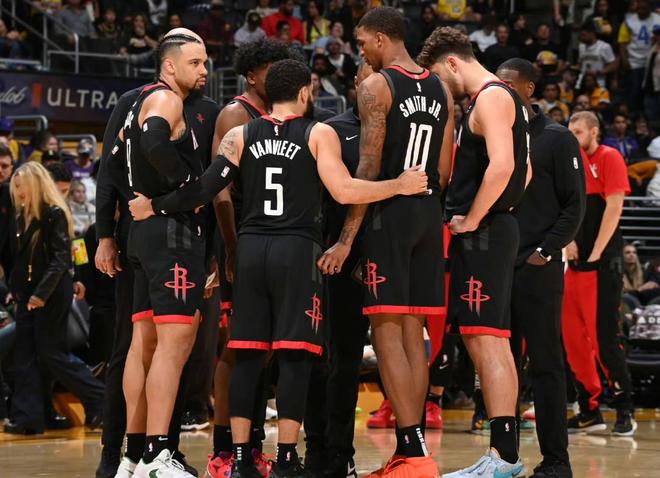 兰德尔三分出手，赛场风云变幻（兰德尔外线开火，比赛局势骤变）