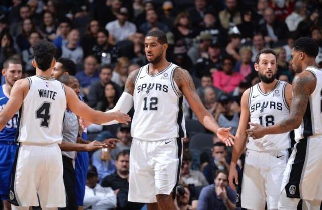 5断！卡森·华莱士：每个人都以防守为傲充满活力并享受比赛乐趣（卡森·华莱士5抢断：全队以防守为傲、活力满满，尽享比赛乐趣）