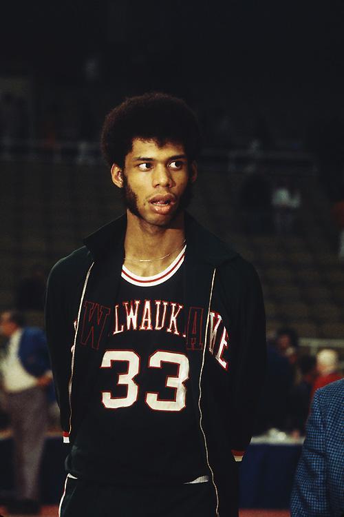 湖人詹姆斯关键三分锁定胜利（詹姆斯命中关键三分，助湖人锁定胜局）